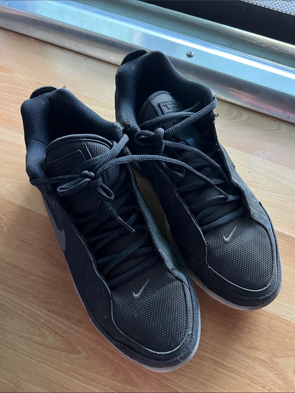 Nike Men's Black Low-Top basketball shoes